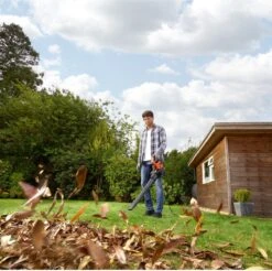 Black & Decker BLACK+DECKER BEBLV300SB-QS Bladblazer - 404 Km/u - 3000W - Zuig-/blaasfunctie - Gesnoerd -Tuingereedschap Serie Winkel 1200x1195 3