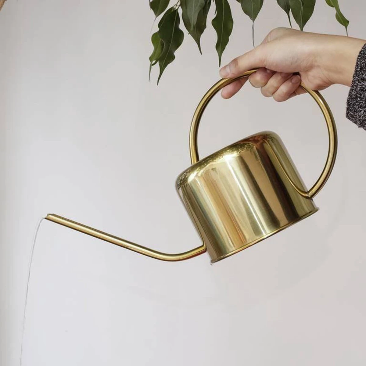 Kikkerland Vintage Gieter - Plantengieter Voor Binnen - Goud - 1,2L - Retro - Metaal 6 Kikkerland Vintage Gieter - Plantengieter Voor Binnen - Goud - 1,2L - Retro - Metaal - Afbeelding 4