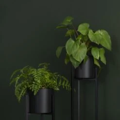 QUVIO Plantenstandaard Binnen - Inclusief Pot - Staande Plantenbak - Metaal - Bloempot - 22 X 22 X 60 Cm - Zwart -Tuingereedschap Serie Winkel 1200x1200 2547