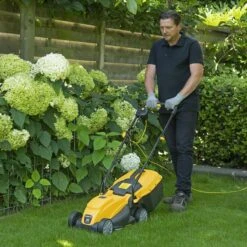 Powerplus POWXG6212T Elektrische Grasmaaier - Grasmachine Voor Kleine En Middelgrote Tuin - 1300W - Maaibreedte 320mm - Verstelbare Maaihoogte - 30L Opvangbak - Incl. Grastrimmer 250W -Tuingereedschap Serie Winkel 1200x1200 351