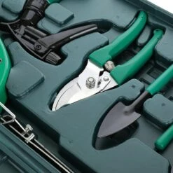 Merkloos 10-Delige Tuingereedschap Set Inclusief Opbergkoffer - Tuinierset - Tuinsetje - Gereedschap Voor Tuin - Tuinschaar - Tuinschepje - Bloemenschaar - Voegenkrabber - Plantenspuit - Grasschaar - Bloemenschep - Tuinhark -Tuingereedschap Serie Winkel 1200x1200 826