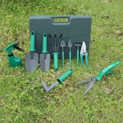 Merkloos 10-Delige Tuingereedschap Set Inclusief Opbergkoffer - Tuinierset - Tuinsetje - Gereedschap Voor Tuin - Tuinschaar - Tuinschepje - Bloemenschaar - Voegenkrabber - Plantenspuit - Grasschaar - Bloemenschep - Tuinhark -Tuingereedschap Serie Winkel 1200x1200 827