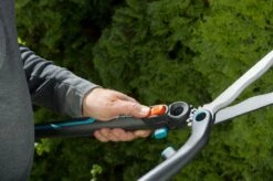 GARDENA - 2 In 1 EnergyCut Heggenschaar - 2.5x Meer Kracht - Totale Lengte 60 Cm -Tuingereedschap Serie Winkel 1200x799 54