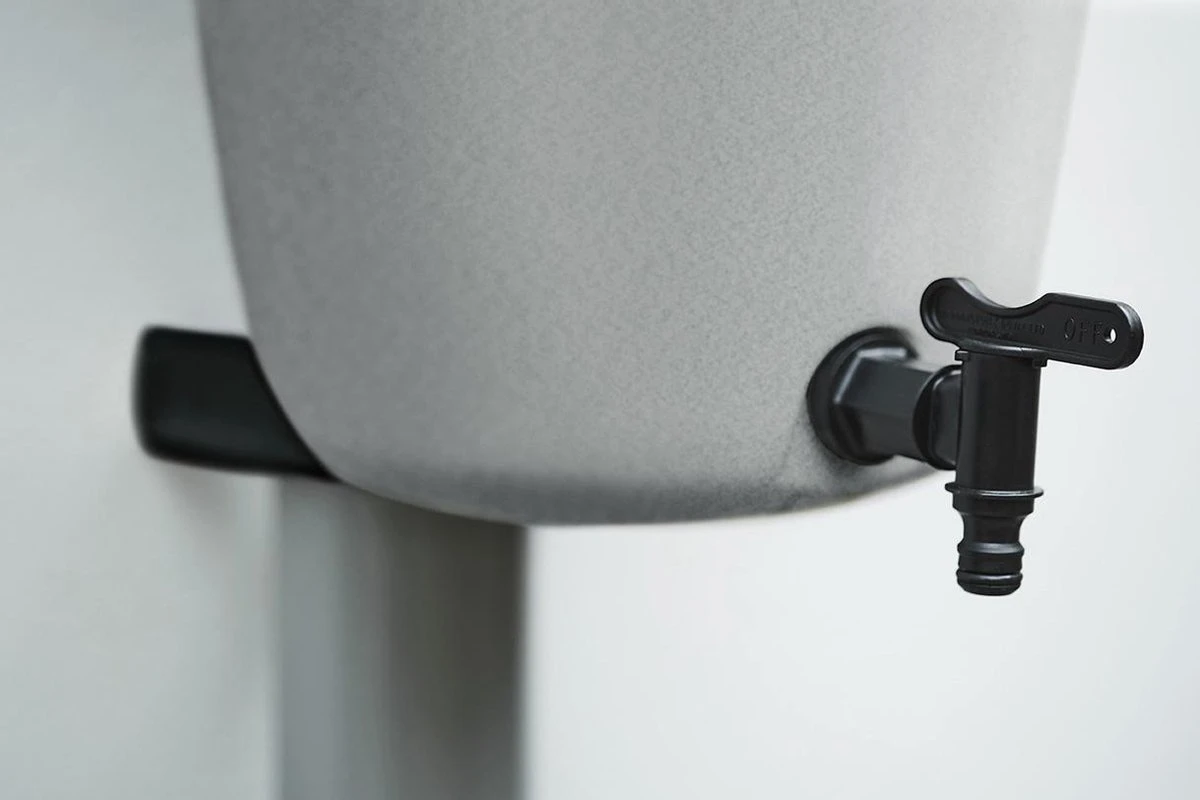 Elho Green Basics Rain Catcher 33 - Regenton Voor Balkonbuiten - Ø 33.5 X H 73.5 Cm - Grijs/Living Concrete 9 Elho Green Basics Rain Catcher 33 - Regenton Voor Balkonbuiten - Ø 33.5 X H 73.5 Cm - Grijs/Living Concrete - Afbeelding 7