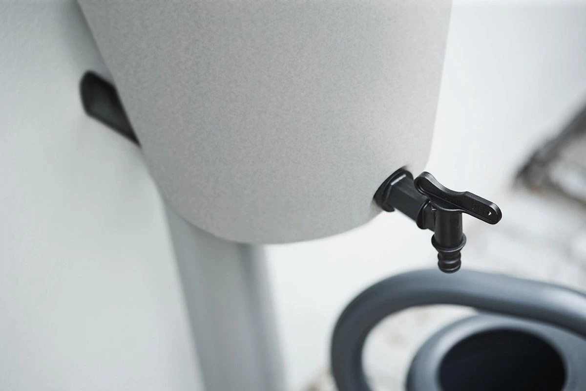 Elho Green Basics Rain Catcher 33 - Regenton Voor Balkonbuiten - Ø 33.5 X H 73.5 Cm - Grijs/Living Concrete 11 Elho Green Basics Rain Catcher 33 - Regenton Voor Balkonbuiten - Ø 33.5 X H 73.5 Cm - Grijs/Living Concrete - Afbeelding 9