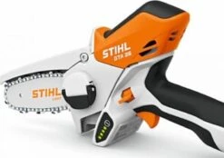 Stihl Accu Mini Kettingzaag SET - Snoeischaar - Snoeizaag - Hand Kettingzaag - Professioneel- Hovenier- Tuinman -Tuingereedschap Serie Winkel 1200x847 1
