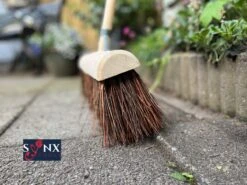 Synx Tools Gemeente Bezem 45 Cm - Straatbezem / Stadsbezem - Steel 150 Cm - Harde Natuurvezels - Bezemsteel - Bezems - Schrobborstels - Veger - Buitenbezem -Tuinbezem -Tuingereedschap Serie Winkel 1200x899 12