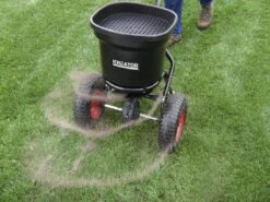 Kreator KRTGR9005 Strooiwagen - 300 Tot 370 Cm Strooibreedte - 23 Liter -Tuingereedschap Serie Winkel 1200x900