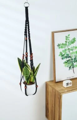 4 Stuks Zwarte Macrame Plantenhangers - Boho Handgeweven Katoen Hangpot Voor Binnen/Buiten - Hangende Bloempot Met Kralen - Macramé Touw/Koord Hangplant Houder - Bohemian Wandhanger Decoratie - Plant Hanger - Verticale Tuin Bloempothouder Planthanger -Tuingereedschap Serie Winkel 772x1200 6