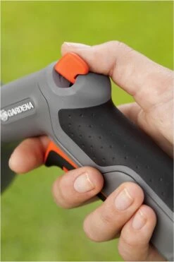 GARDENA - Comfort Reinigingsbroes - Spuitpistool - Traploos Instelbaar -Tuingereedschap Serie Winkel 800x1200 167