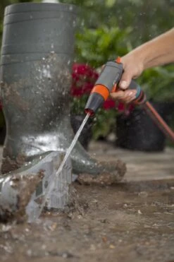 GARDENA - Comfort Reinigingsbroes - Spuitpistool - Traploos Instelbaar -Tuingereedschap Serie Winkel 800x1200 168