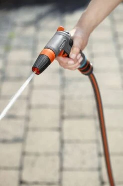 GARDENA - Comfort Reinigingsbroes - Spuitpistool - Traploos Instelbaar -Tuingereedschap Serie Winkel 800x1200 170