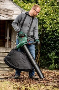 Bosch UniversalGardenTidy 3000 Bladblazer - Op Snoer - 3000 W 23 Bosch UniversalGardenTidy 3000 Bladblazer - Op Snoer - 3000 W -Tuingereedschap Serie Winkel 800x1200 7