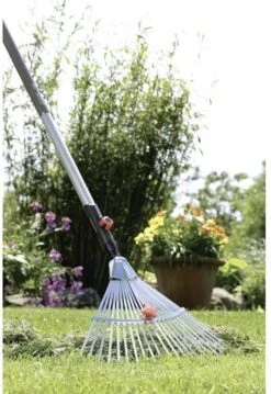 GARDENA Combisysteem Bladhark Hark - Werkbreedte Verstelbaar 30/50 Cm - Aanbevolen Steellengte 130 Cm -Tuingereedschap Serie Winkel 825x1200 18